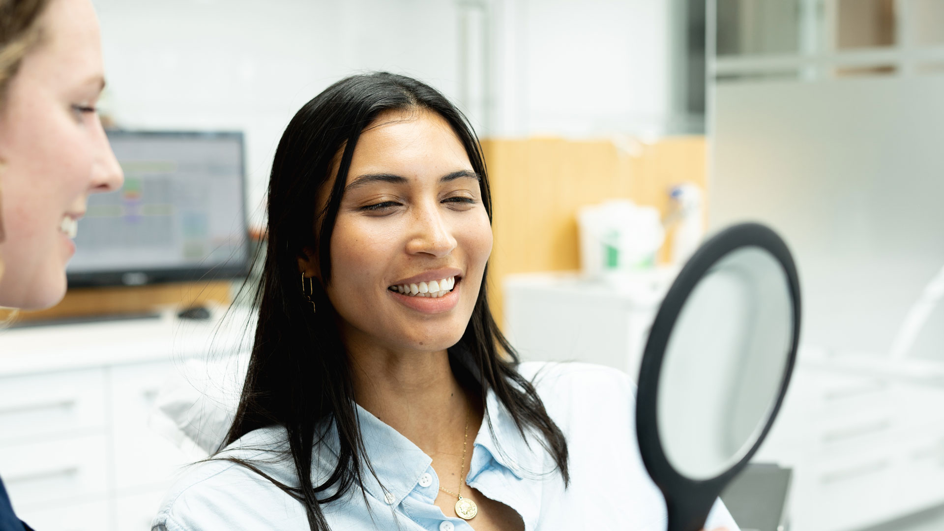 Orthodontisch medewerker en patiënt lachen tijdens een gesprek bij Ortho Nieuwegein