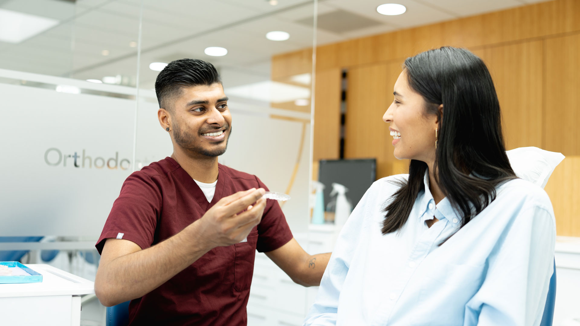 Orthodontische medewerker bespreekt de werkwijze met een patiënt bij Ortho Nieuwegein