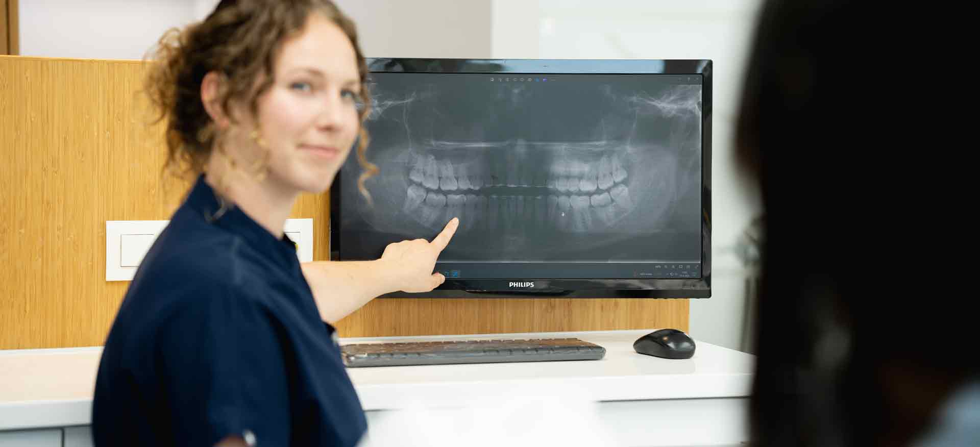 Orthodontist van Ortho Nieuwegein legt het behandeltraject uit aan een patiënt